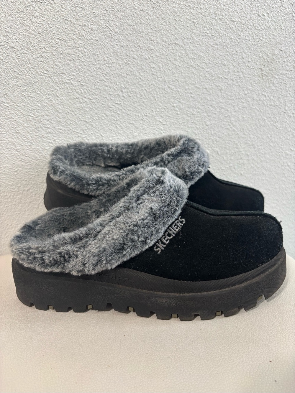 Skechers Shindigs - Fortress Faux Fur Black & Gray Slippers Women’s Size 7